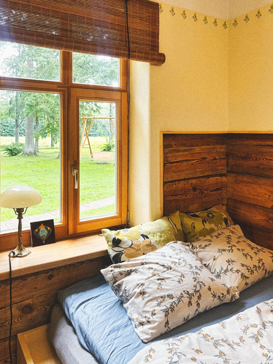 Ielejas guļamistaba ar skatu uz dārzu
